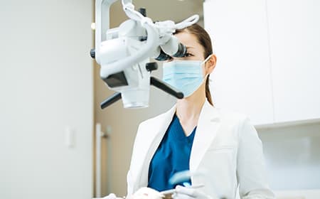 適切な環境下で、マイクロスコープに精通した歯科医師が行う精密治療